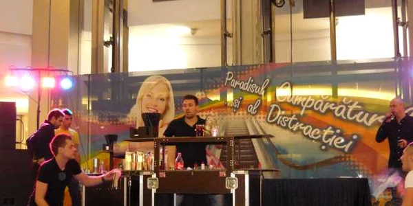 Barmanii au făcut senzație cu spectacolul lor (foto Euromall)
