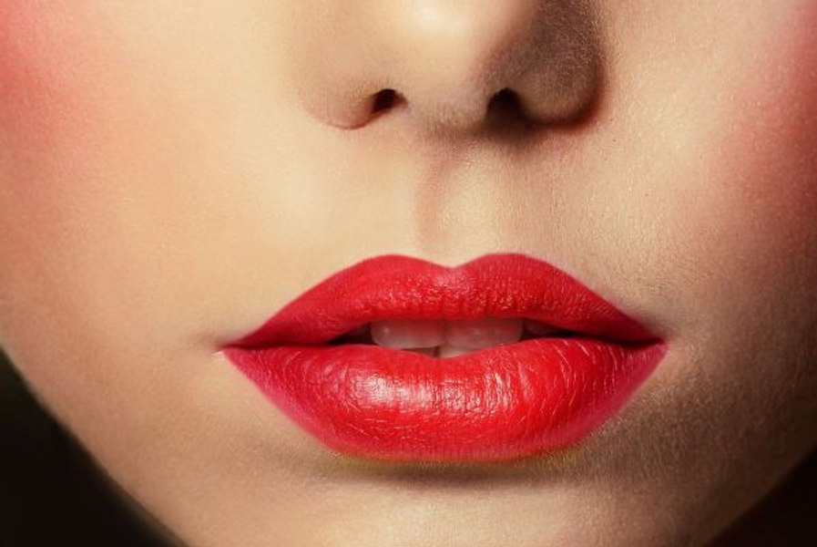 Buzele cât mai mari. De ce și le doresc femeile, explică dr. Alina Mȋtcan, medic specialist Chirurgie Plastică