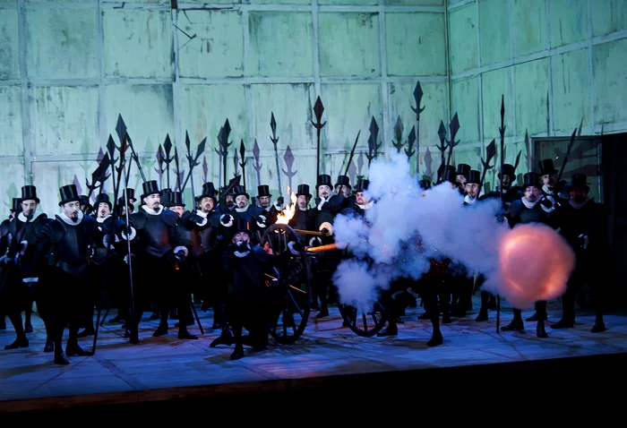 Scenă de ansamblu din „Trubadurul” la Staatsoper Berlin. Credit Matthias Baus