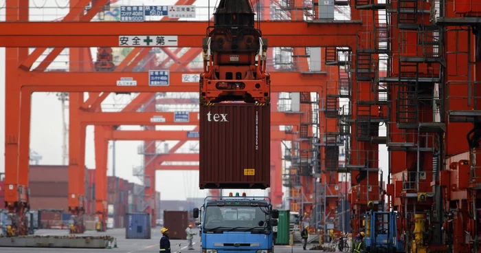 Beijingul vrea ca economia să nu se mai bazeze atât de mult pe exporturi. FOTO Reuters