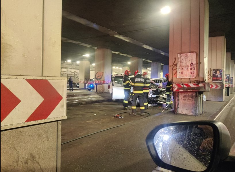 Două persoane rănite după ce un autoturism a lovit un stâlp în Pasajul Victoriei din București
