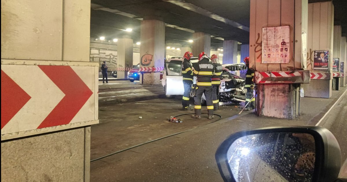 Accident în Pasajul Victoriei: două persoane rănite după ce o mașină a ciocnit un stâlp