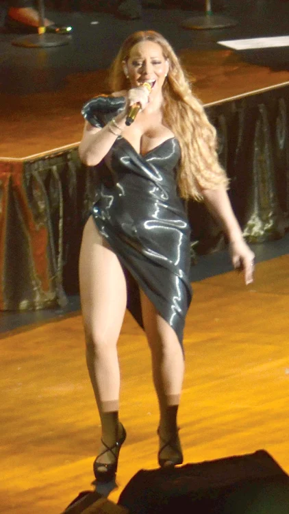 
    19 octombrie 2014 Rochiţa din latex pare  să plesnească pe corpul  dolofan al cântăreţeiFoto: AFP  