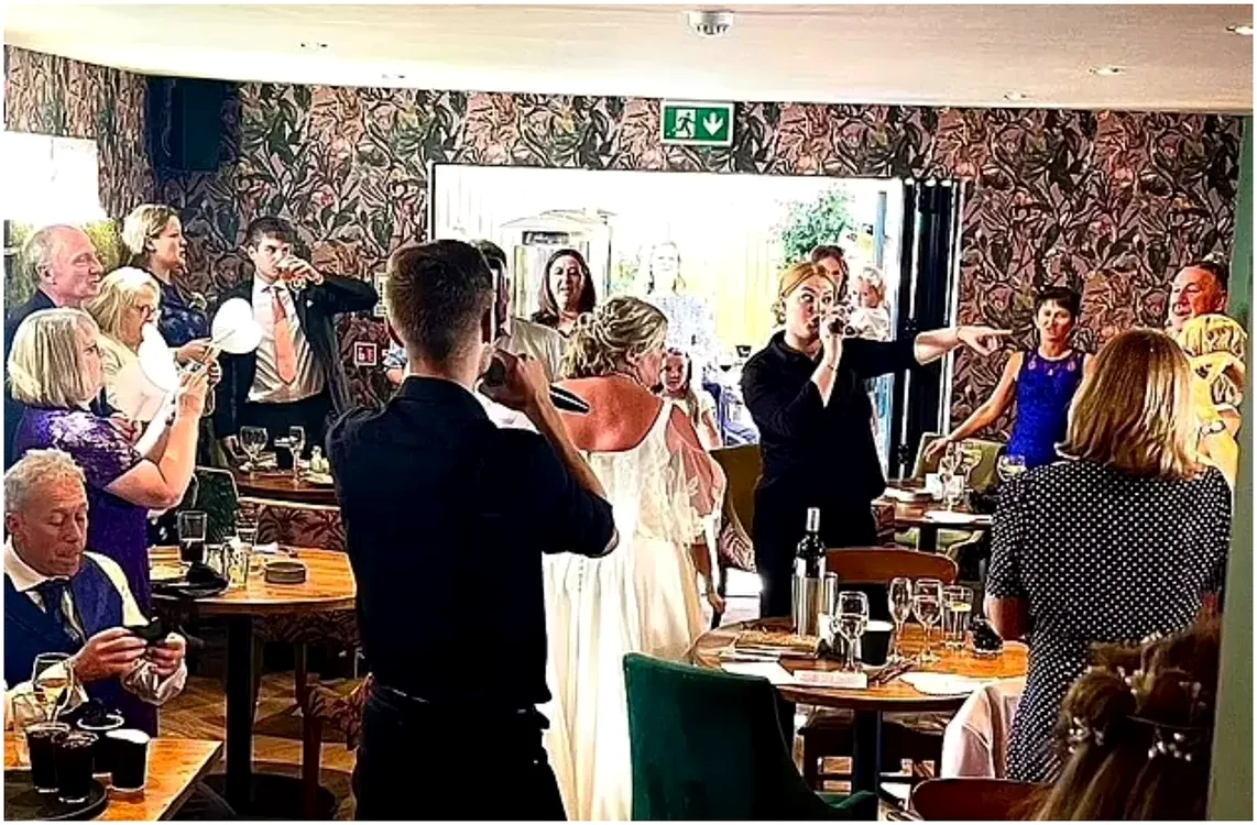 Zeci de cupluri, păgubite de o firmă aflată în faliment.