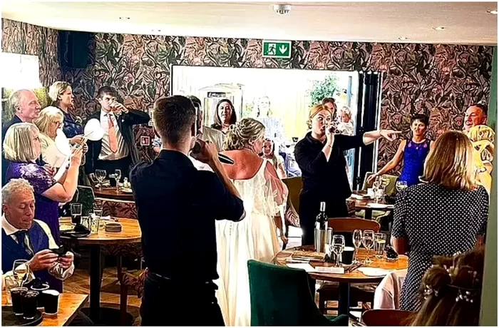 Zeci de cupluri, păgubite de o firmă aflată în faliment.