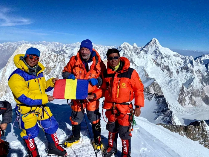 Adrian Laza, arborând steagul României pe un vârf cucerit recent FOTO Ina Laza