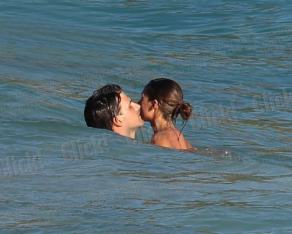 Olivia Palermo şi iubitul ei, scene tandre în mare. (Foto: Splash)