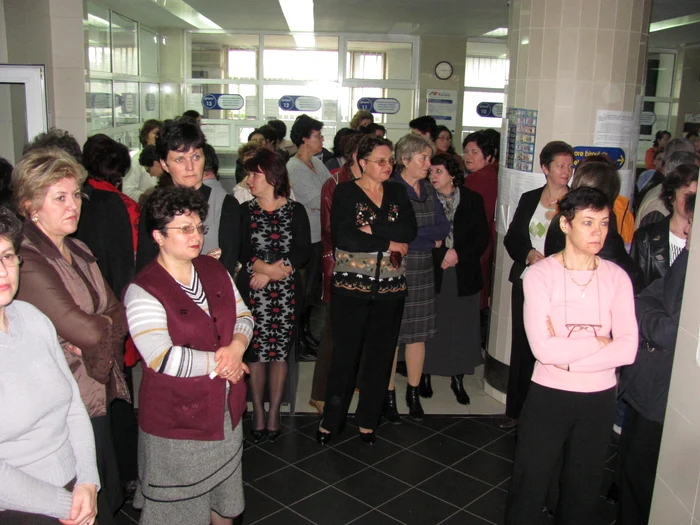 Finanţiştii vor primi, în medie, câte 500 de lei fiecare