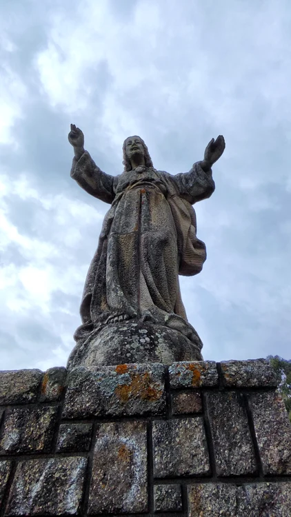 Insula Arousa - statuia lui Hristos in cel mai inalt punct al ei