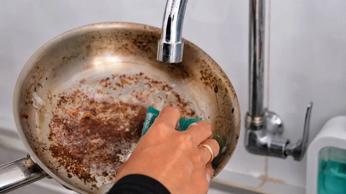 Cum să cureți o oală arsă în doar 10 minute. 