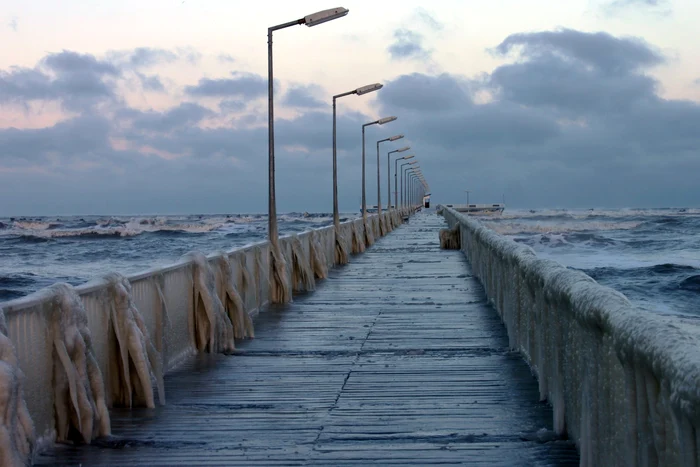 Gheata formata pe o pasarela din statiunea Mamaia in Constanta- 30 ianuarie FOTO Mediafax