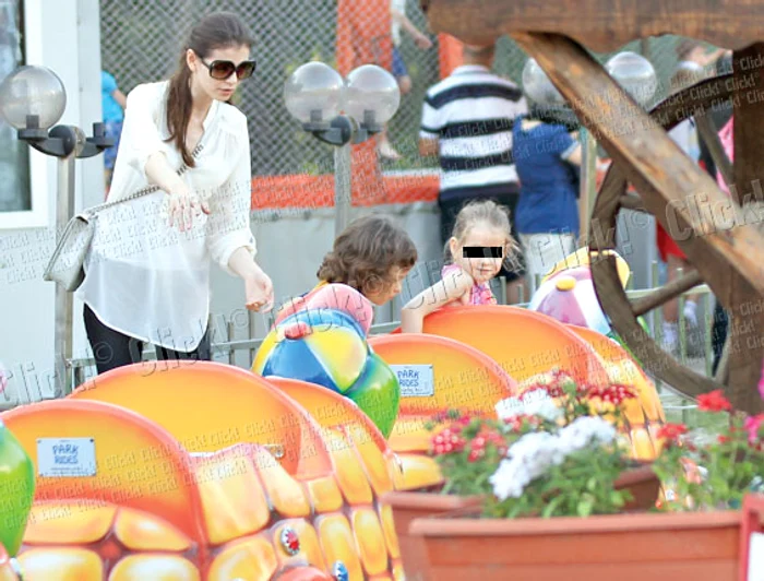 Irinuca s-a amuzat copios în toate maşinuţele din parcul de distracţie