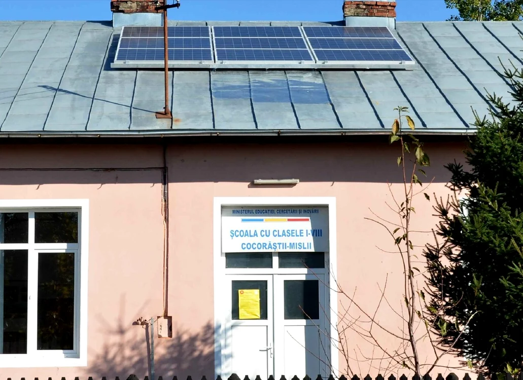 Școala va avea electricitate tot anul, de la soare. Foto CJ Prahova
