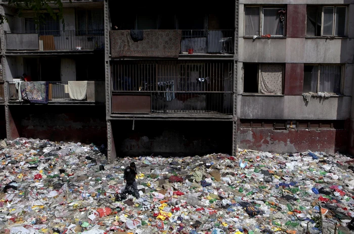 Comunitatea de romi din Košice, care a fost izolată printr-un zid de restul oraşului. FOTO: Reuters