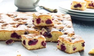 Prajitură pufoasă cu cireşe  Simplu şi delicios jpeg