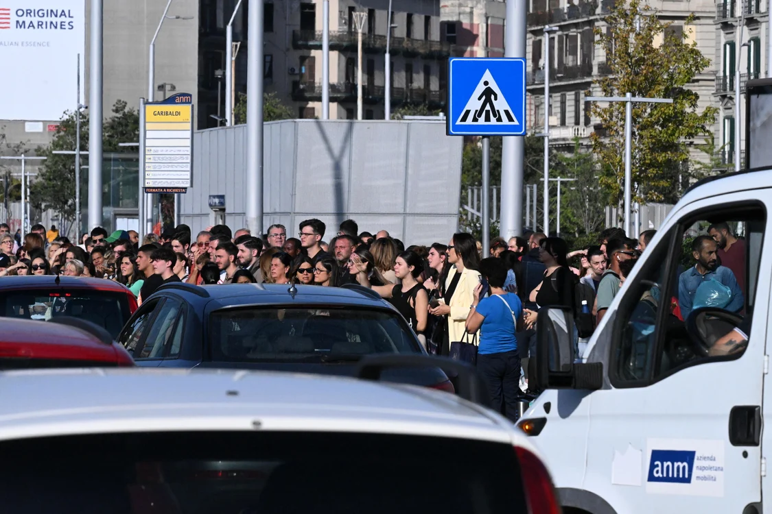 Mii de oameni s-au speriat și au ieșit în stradă FOTO Profimedia
