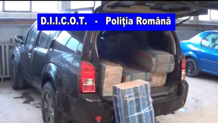 Una din maşinile burduşite cu ţigări de contrabandă confiscate de poliţişti  Foto: arhivă Adevărul