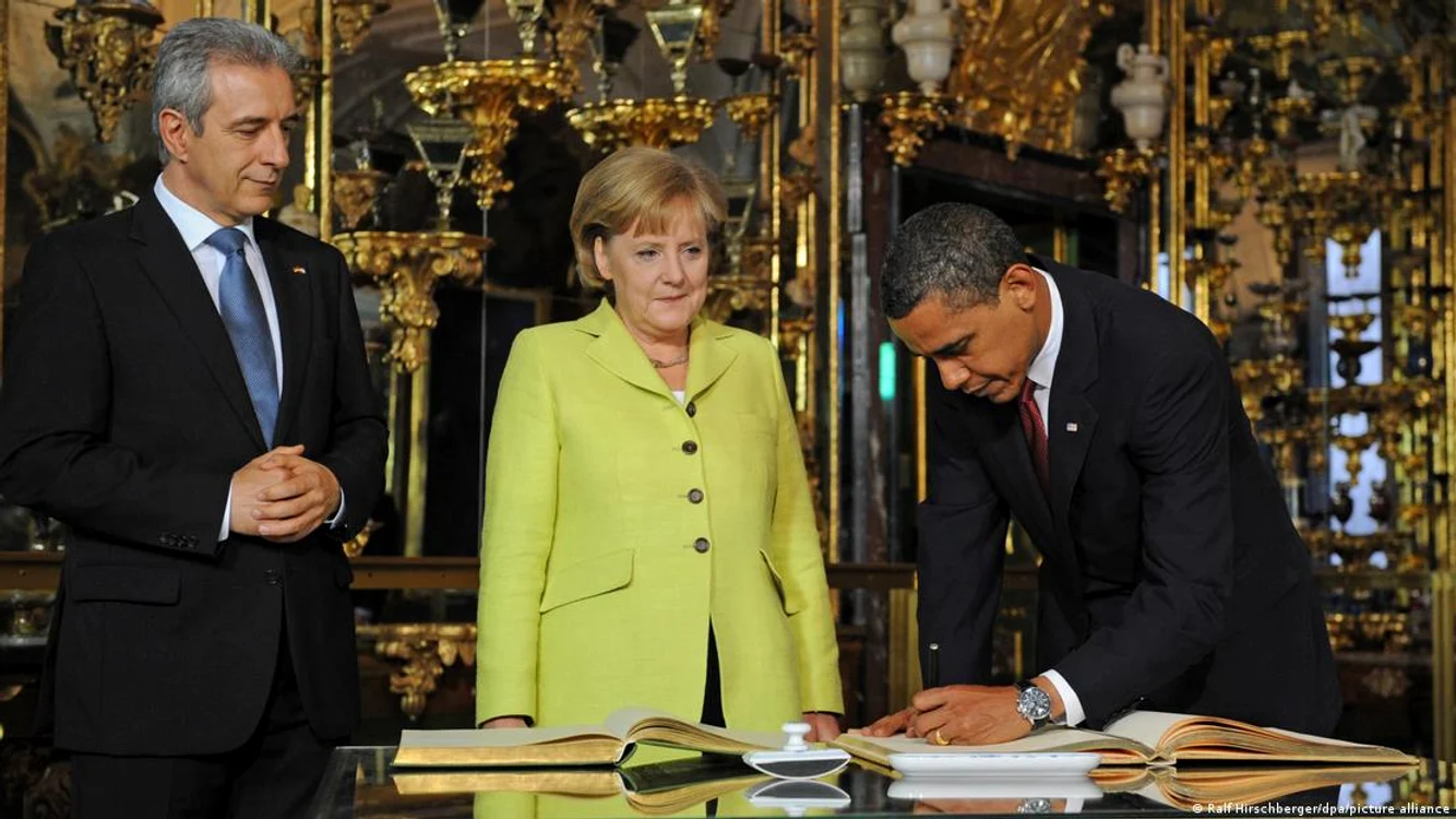 Obama semnează în Cartea de Aur a orașului Dresda în iunie 2009