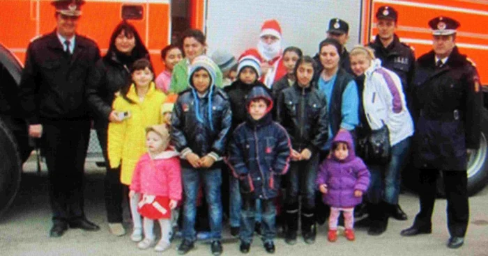Moş Crăciun a venit cu maşina de pompieri