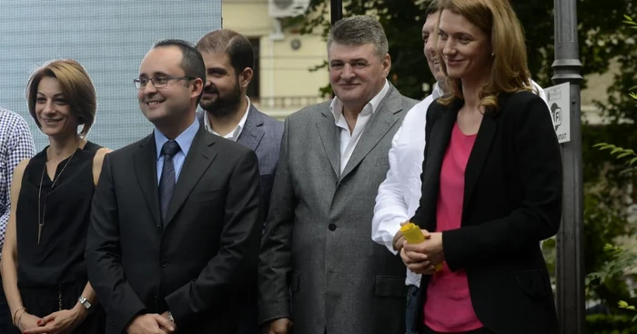 Cristian Buşoi ( cu cravată) este susţinut de partid pentru Primăria Bucureştiului  FOTO Cosmin Iftode