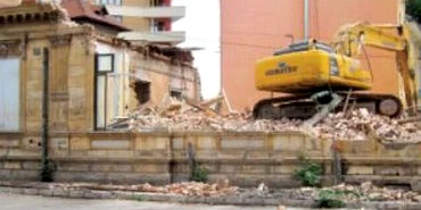 Buldozerele trec în Bucureşti peste clădirile istorice