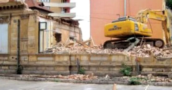 Buldozerele trec în Bucureşti peste clădirile istorice