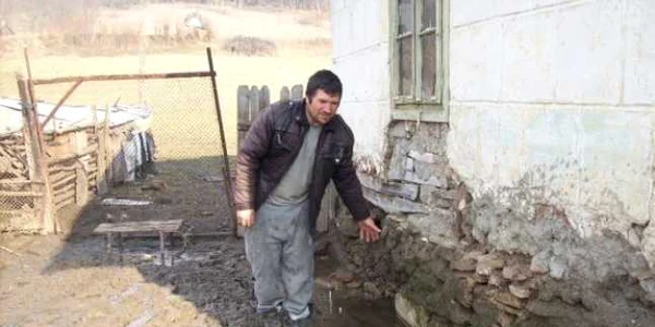 Zeci de gospodării din comuna Vârvoru de Jos sunt inundate  