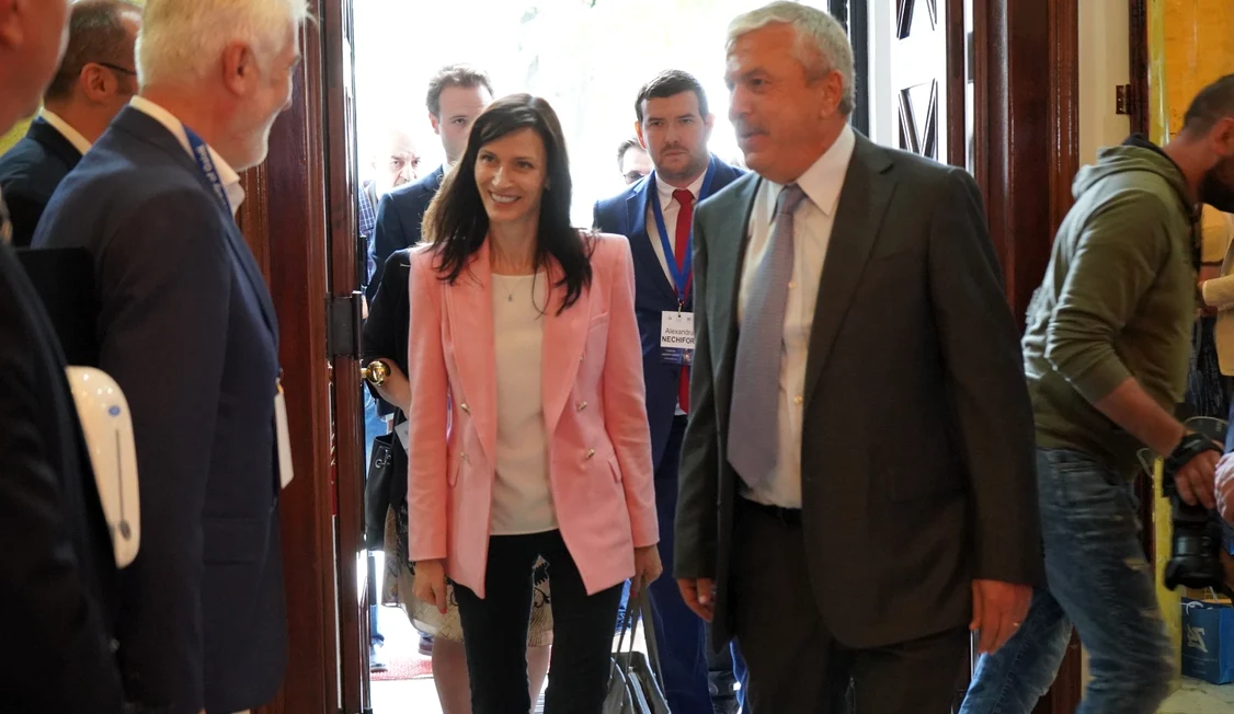 Comisarul Maryna Gabriel și europarlamentarul Dan Nica FOTO: Universitatea Dunărea de Jos 