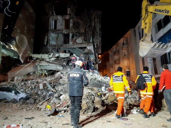 
    Salvatorii caută supravieţuitori printre ruinefoto: AFP  