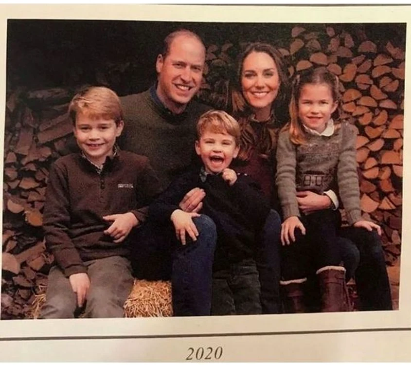 
    Kate Middleton şi Prinţul William, alături de cei trei copii, pe felicitarea de Crăciunfoto: facebook  