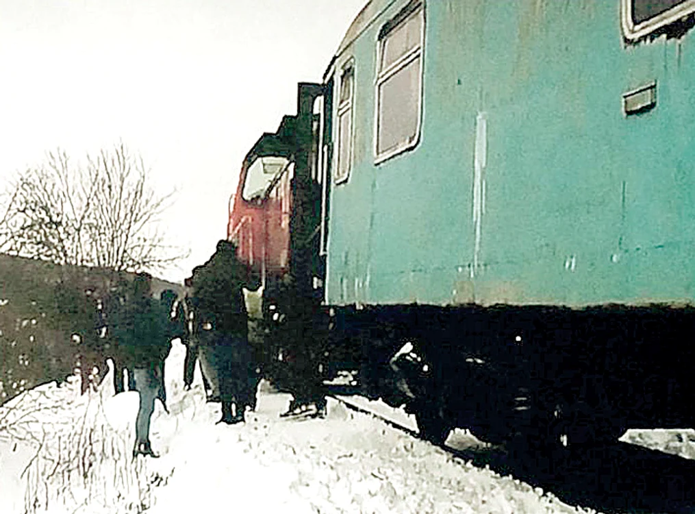 
    Locomotiva a fost repusă pe şine  
