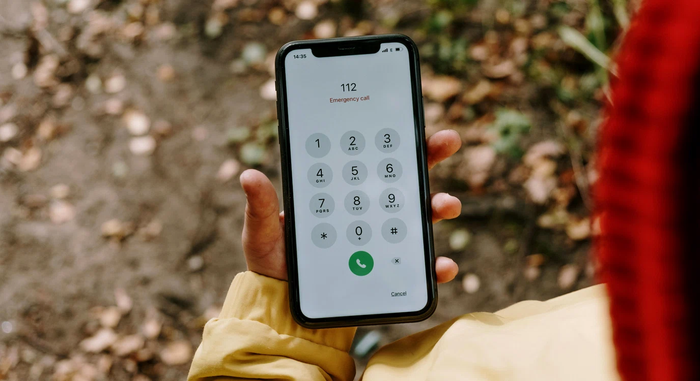 foto telefon cu numărul 112 afișat pe ecran