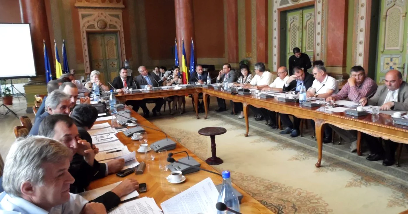 Consilierii de la PNL, PDL şi PP-DD vor „capul" lui Ciprian Florescu