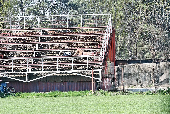 Bucureştenii au transformat stadionul şi parcul în locuri de plajă