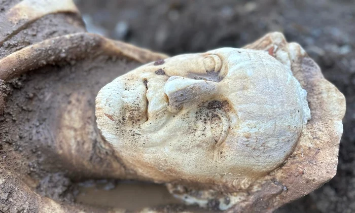 O statuie de marmură, „în mărime naturală”, a lui Hercule, descoperită la Roma (foto: Parco Archeologico dell'Appia Antica)