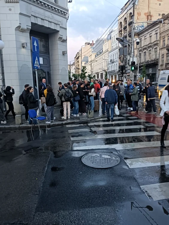 Susținătorii lui Nicușor Dan s-au strâns la Parcul Cișmigiu