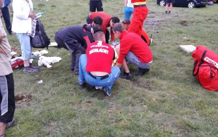 Pacientul stabil hemodinamic a fost predat primei ambulanţe sosite (SMURD) în jurul orei 21:20, iar mai apoi predat ambulanţei SAJ venită în prijin la locul de întâlnire în zona Cheilor Coteanu