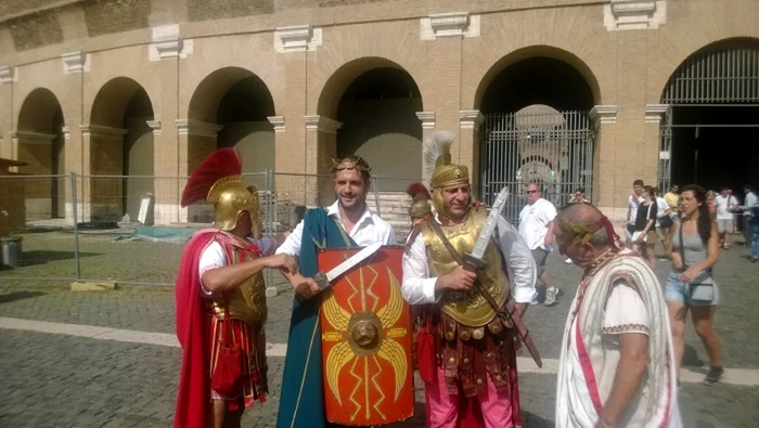 Mădălin Ionescu (45 de ani) și Cristian Sabbagh (43 de ani) au îmbrăcat uniforme de ostași