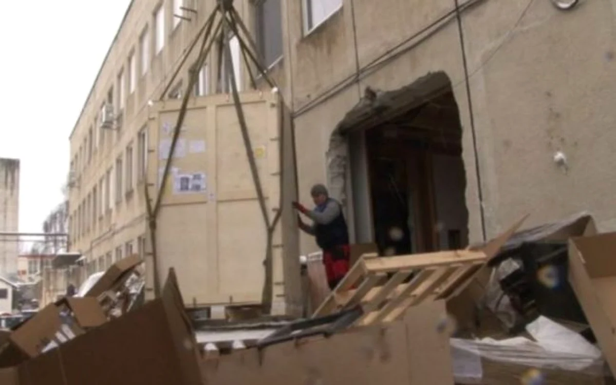 Aparatul a fost transportat cu ajutorul unei macarale