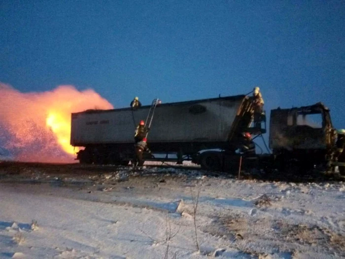 Camionul a luat foc între localităţile Soleşti şi Micleşti