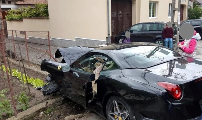 Autoturismul de lux a fost distrus grav în accident. Foto: alba24.ro