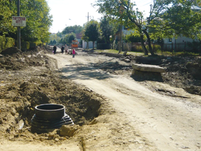 Suceava: Modernizare cu oftat pe strada Cernăuţi (GALERIE FOTO)