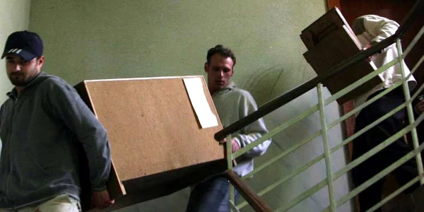 Oamenii care îşi pierd casa sunt nevoiţi să se mute din apartament