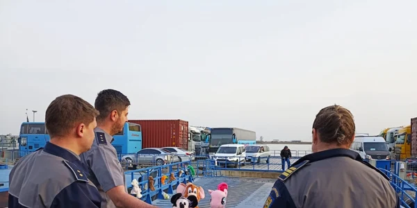 copii asteptati cu jucarii isaccea foto politia de frontiera