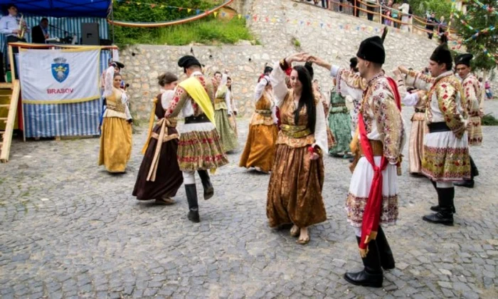 Jocul strămoşesc al Junilor Dorobanţi FOTO Ioan Buciumar