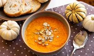 Supa crema de dovleac Sursa foto shutterstock 2219705155 jpg