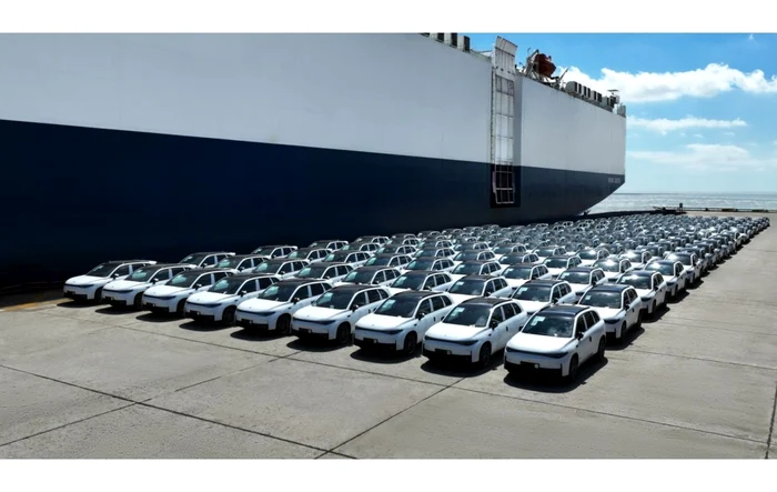 foto mașini în port 