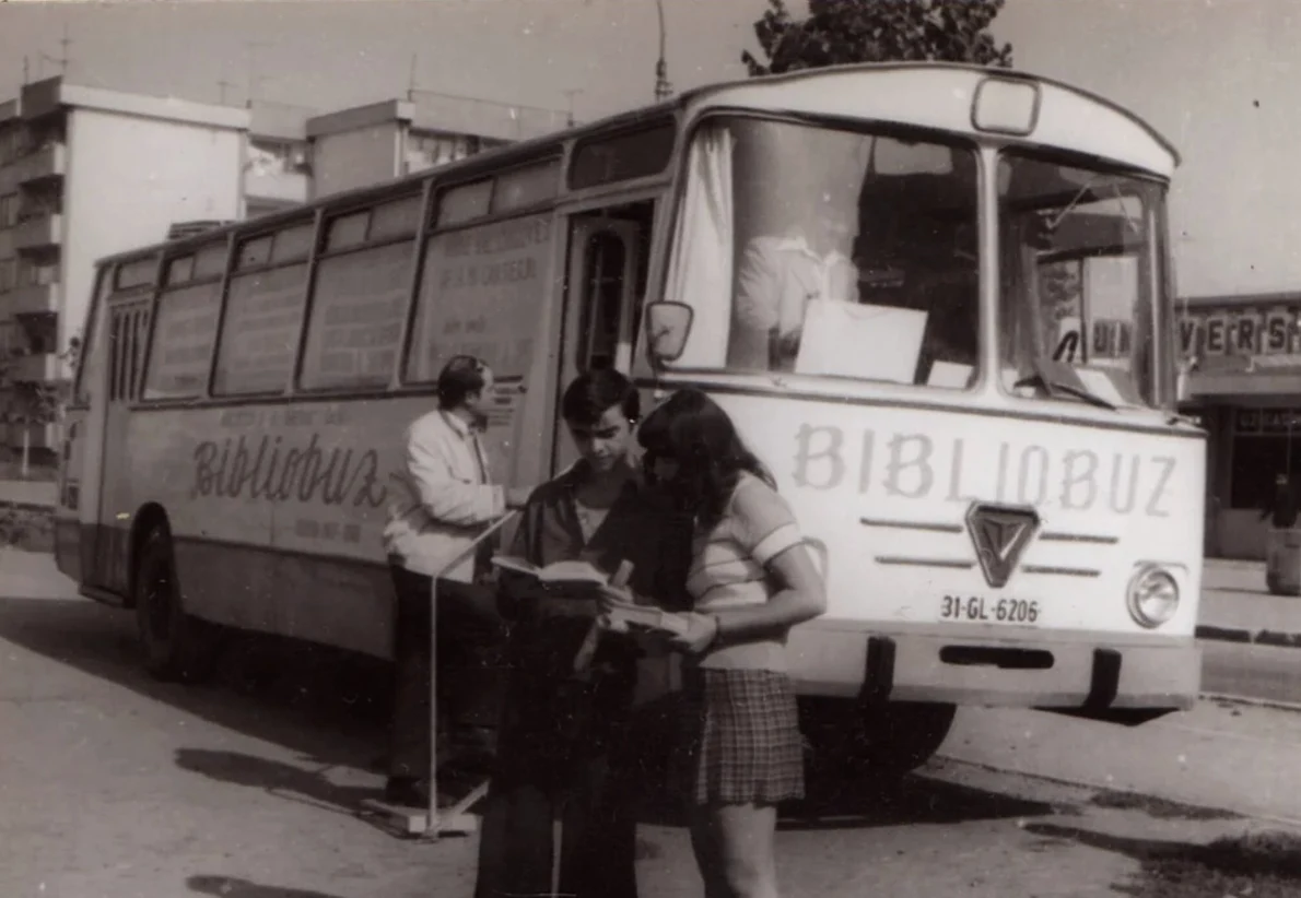 Bibliobuzul (© Facebook / Biblioteca Metropolitană București)