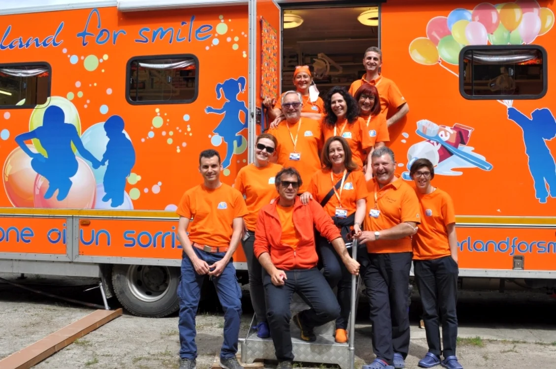 Grupul de italieni veniţi la Slobozia să redea zâmbetul copiilor săraci FOTO: independentonline.ro