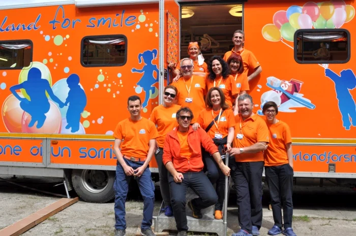 Grupul de italieni veniţi la Slobozia să redea zâmbetul copiilor săraci FOTO: independentonline.ro
